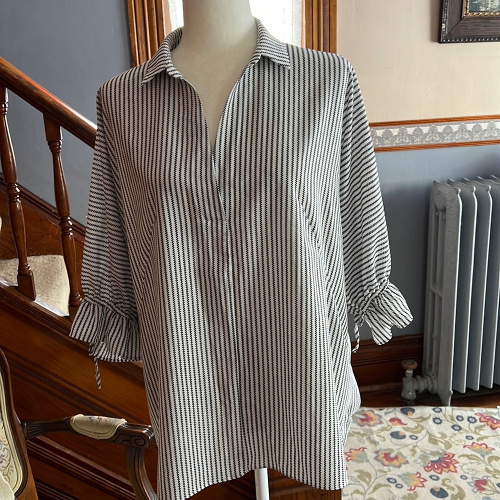 Black and White Striped Top Sz M